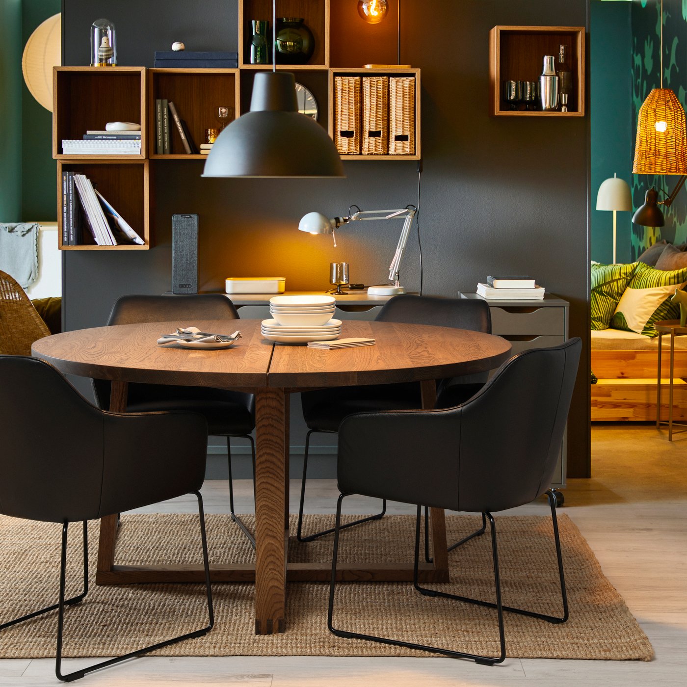 Mehrere schwarze TOSSBERG Ledersessel in einem Esszimmer.