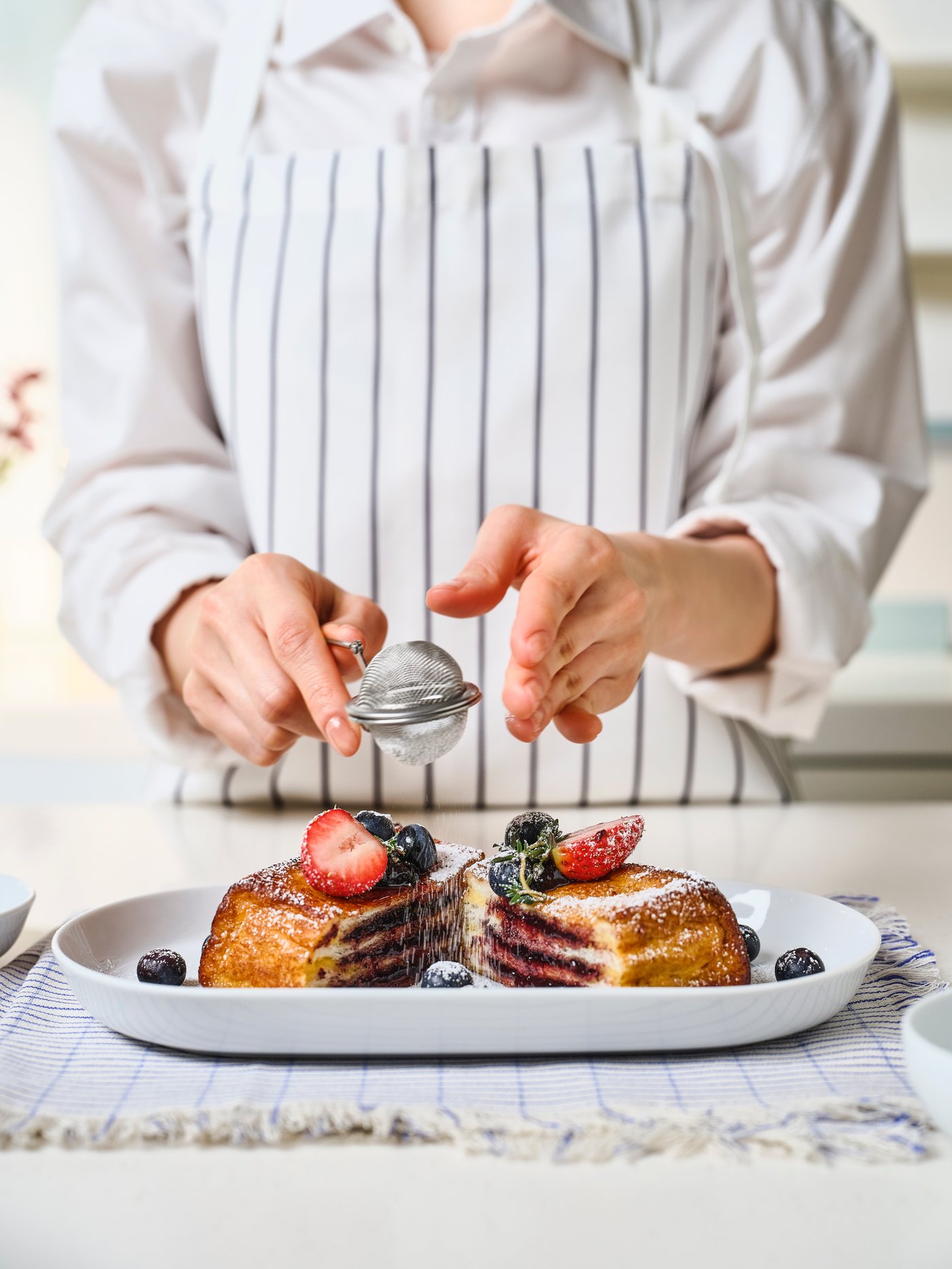 슈가파우더를 뿌리는 컷