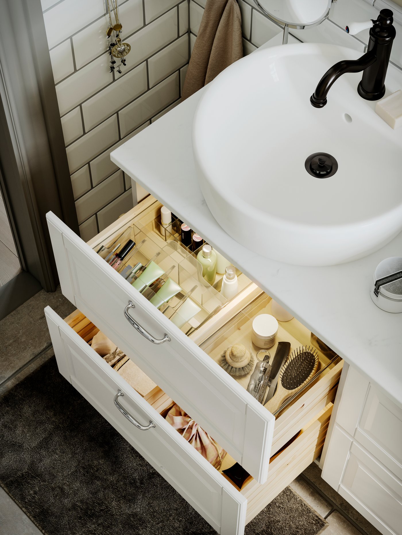 Baño con mueble blanco GODMORGON con cajnes abiertos y productos de maquillaje.