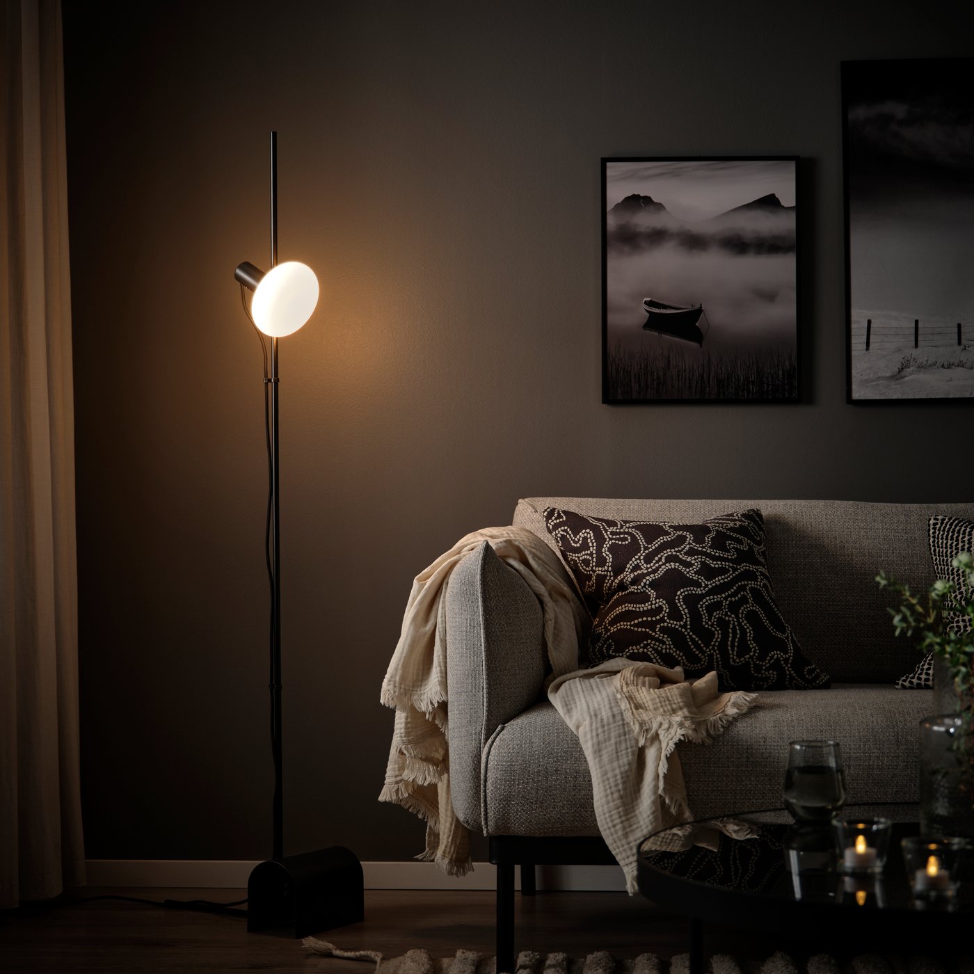 IKEA HÅRSLINGA / MOLNART golvlampa med ljuskälla, svart/munkformad opalvit