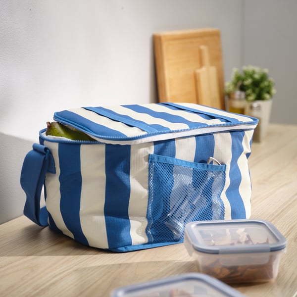 Eine gemusterte/blaue PILLERSTARR Kühltasche