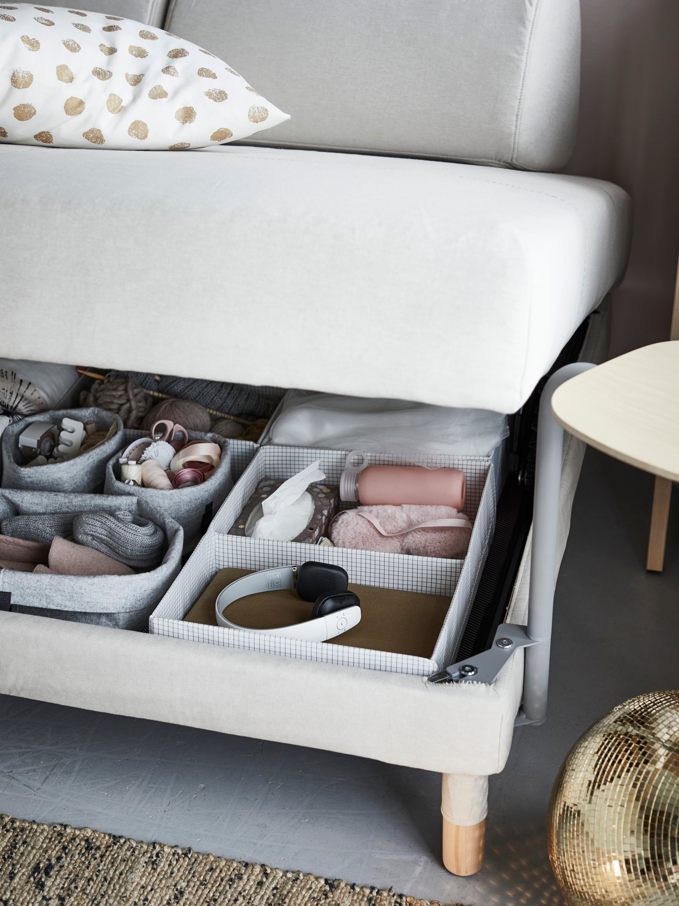 Schoenen en kleding opborgen onder een bed