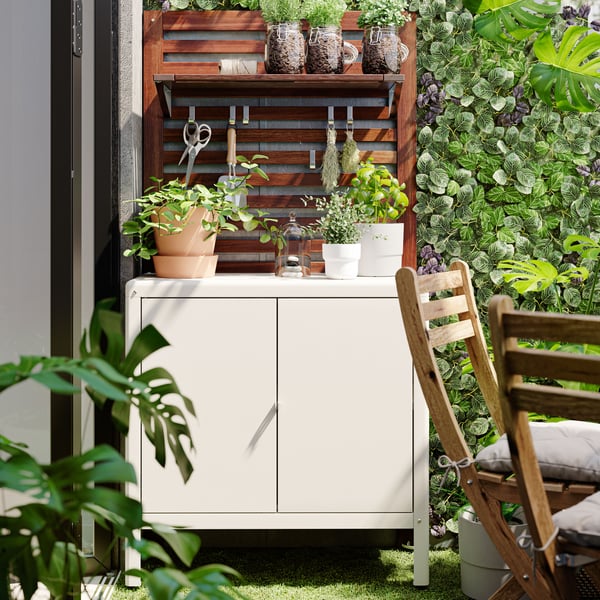 A brown stained ÄPPLARÖ wall panel, outdoor outside
