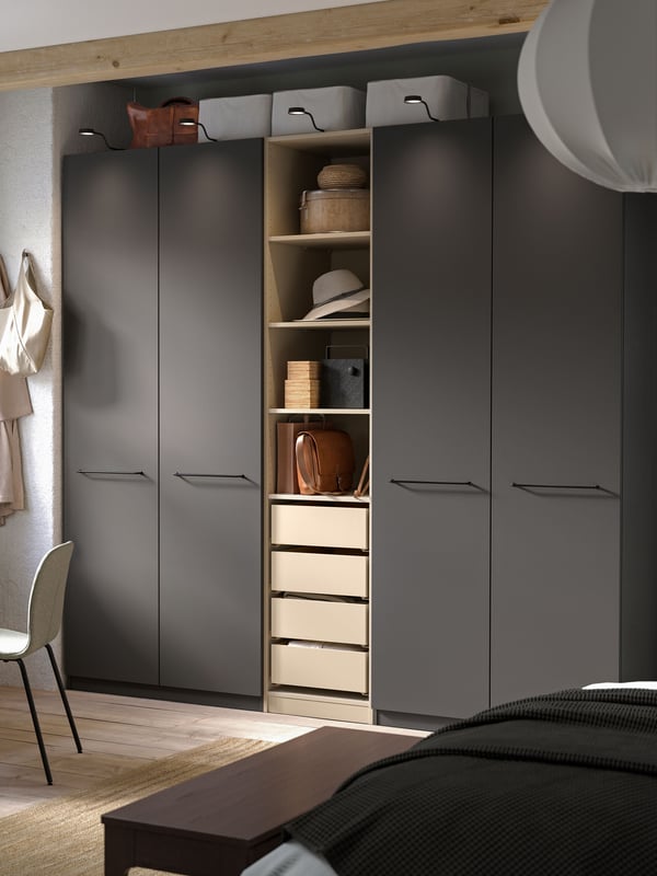 Eine dunkelgrau-weiss gebeizte PAX-Kleiderschrankkombination in Eiche-Optik