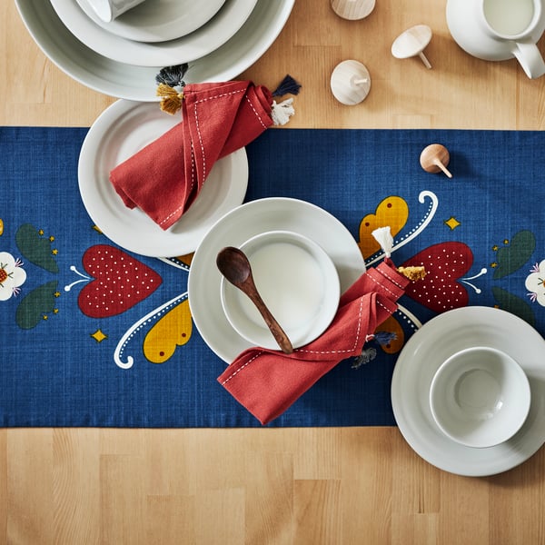 Un camino de mesa SLÄTTIKA azul/rojo