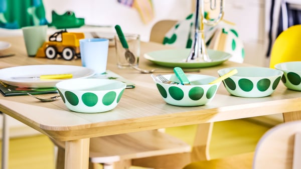 Una tazza KALAS dai colori misti su tavolo