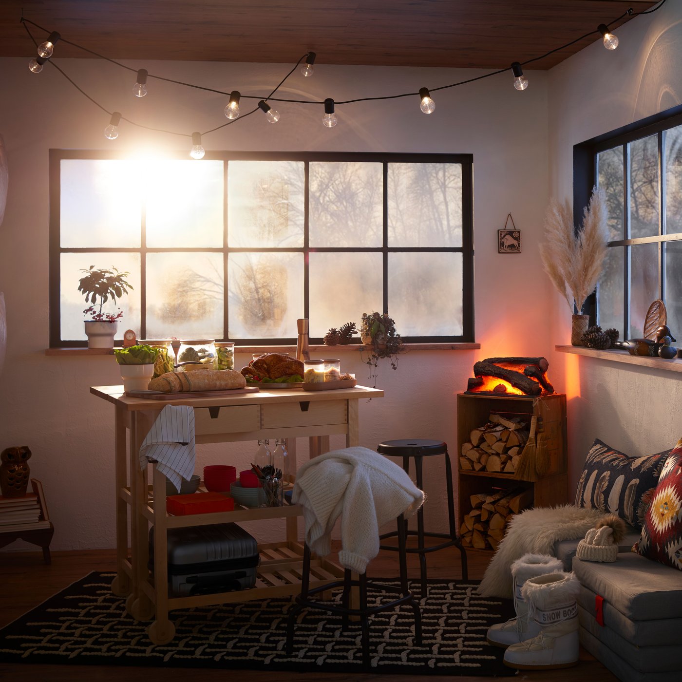 Une guirlande lumineuse à DEL BLÖTSNÖ noire d'intérieur dotée de 24 ampoules dans le salon