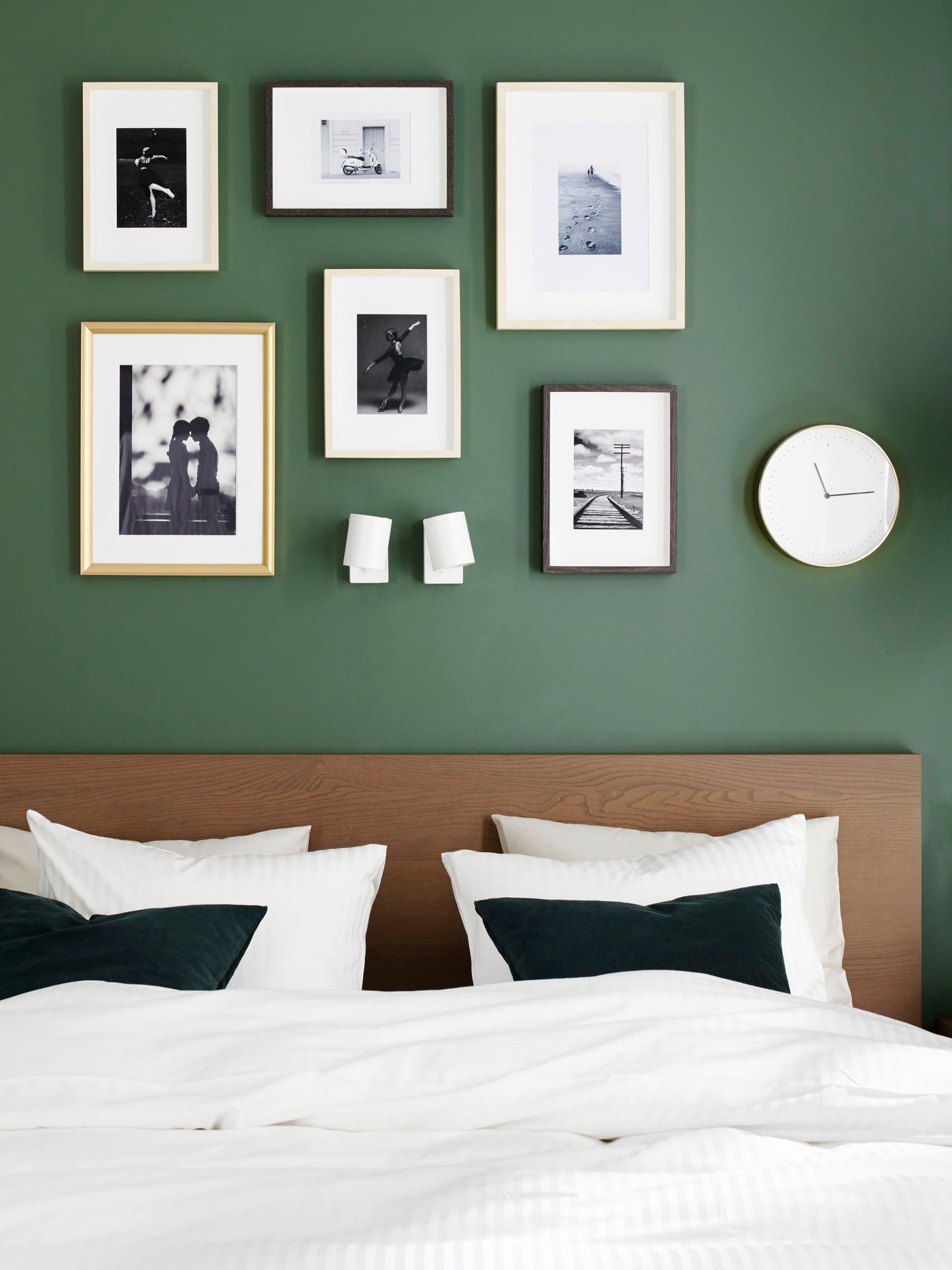 A gold-colour SILVERHÖJDEN frame