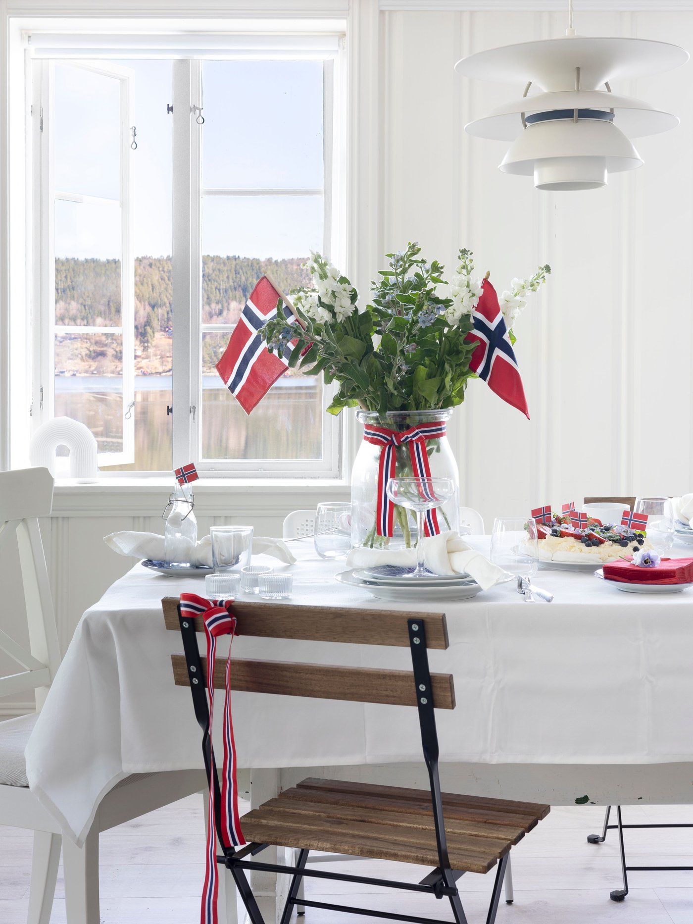 Grote vaas met daarin een boeket met Deense vlaggetjes.