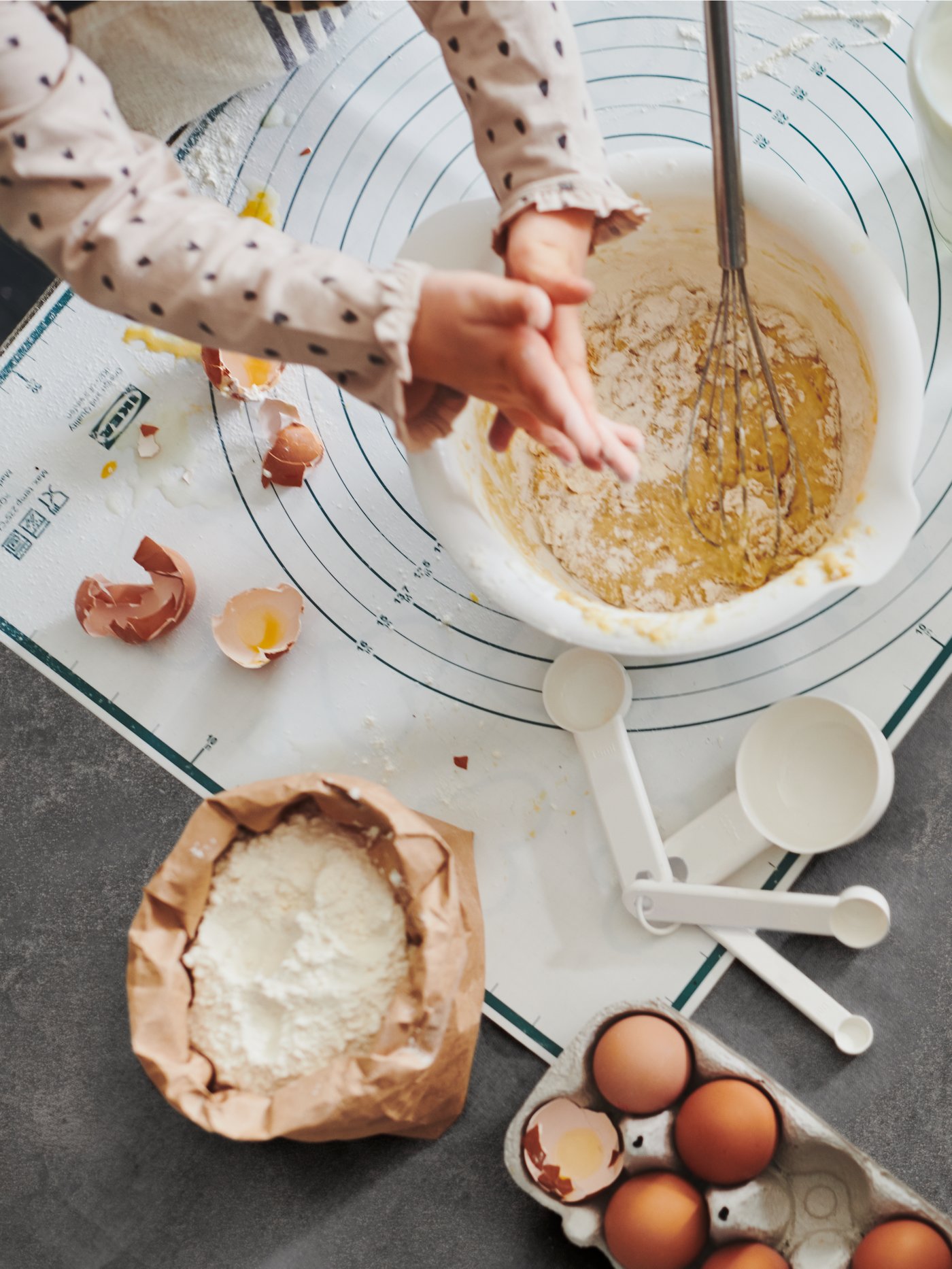 Un tapis de cuisson BAKTRADITION blanc/turquoise dans la cuisine