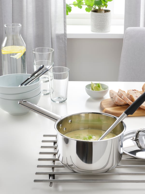 Een steelpan op een afkoelrek op het aanrecht.