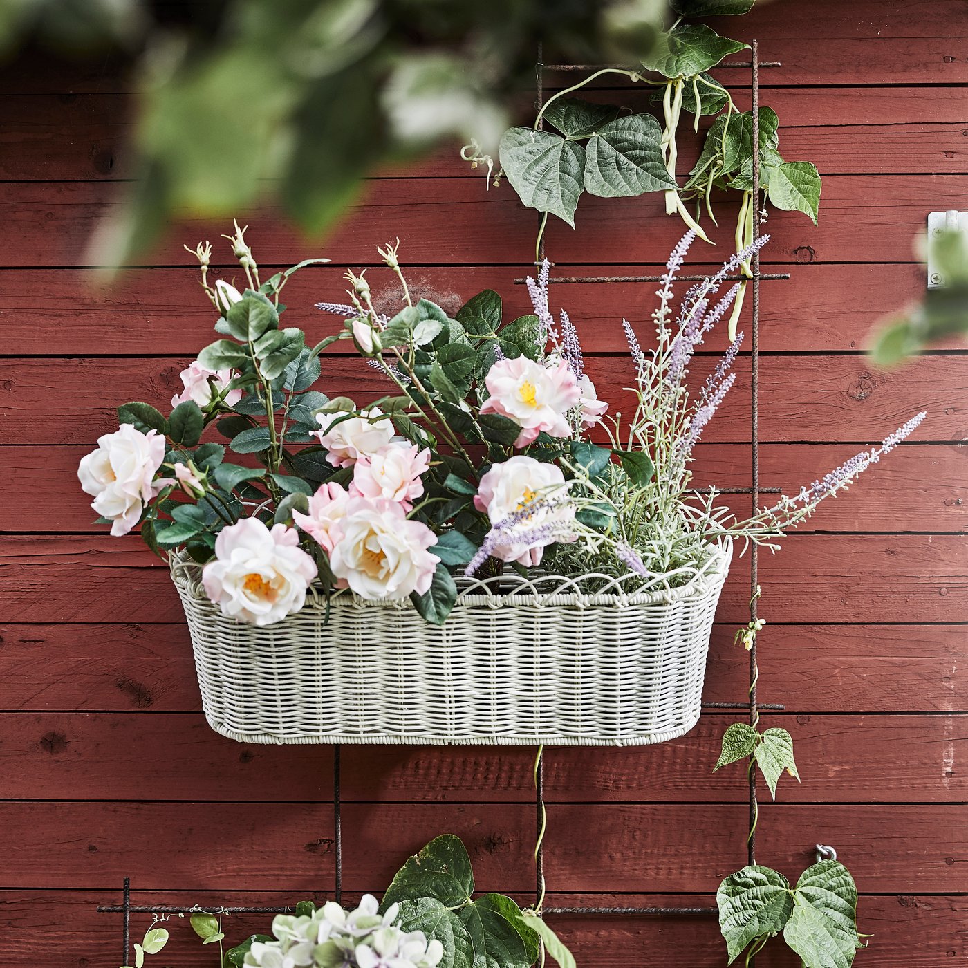 An in/outdoor white GALIAMELON flower box with holder filled with SMYCKA artificial flowers.