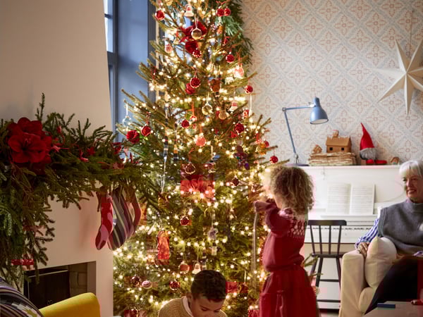 A bauble red VINTERFINT tree ornament in bag in the living room