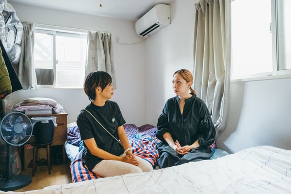 ユウキさんの寝室の悩みを聞く、イケアのスタッフSaho