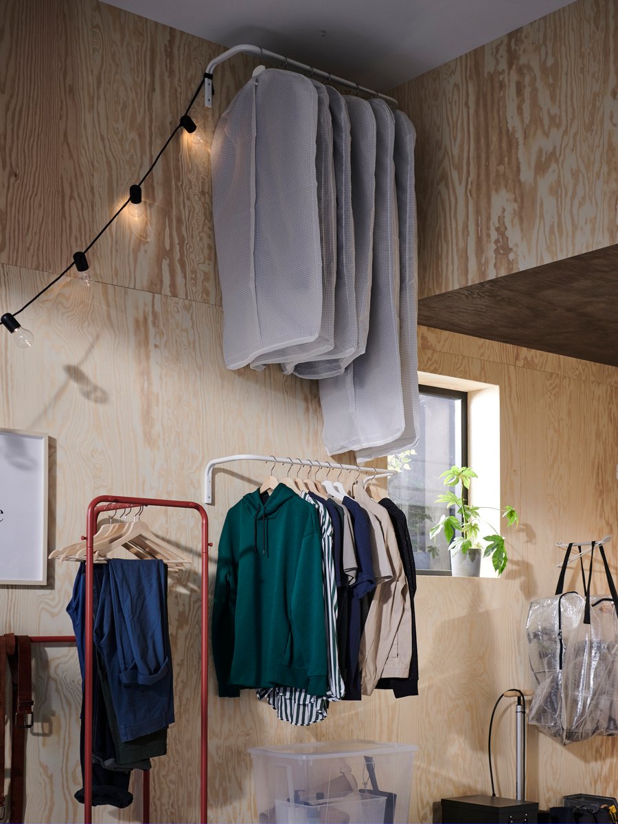 Crea un espacio de almacenaje vertical con una barra para ropa - IKEA