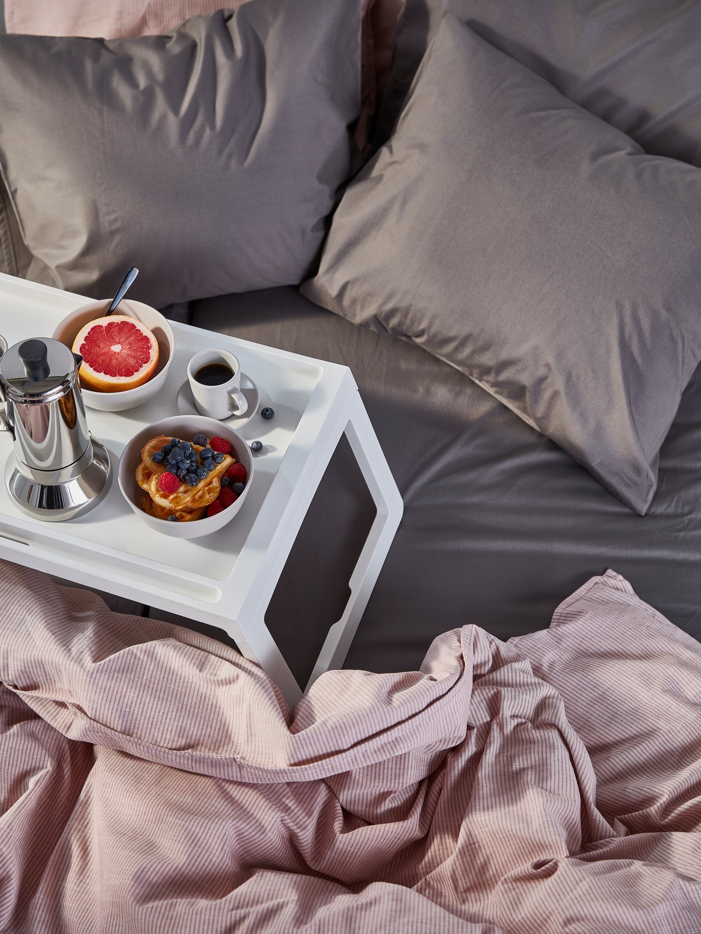 Bílý podnos do postele KLIPSK v ložnici