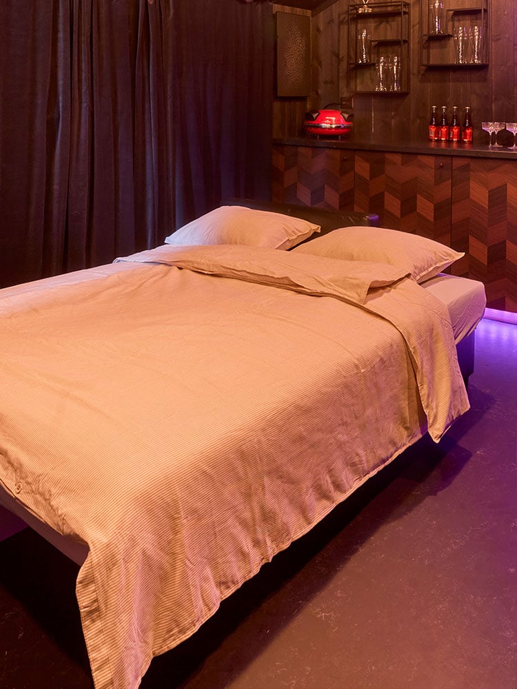 En sovesofa som fungerer som en seng på kveldstid.