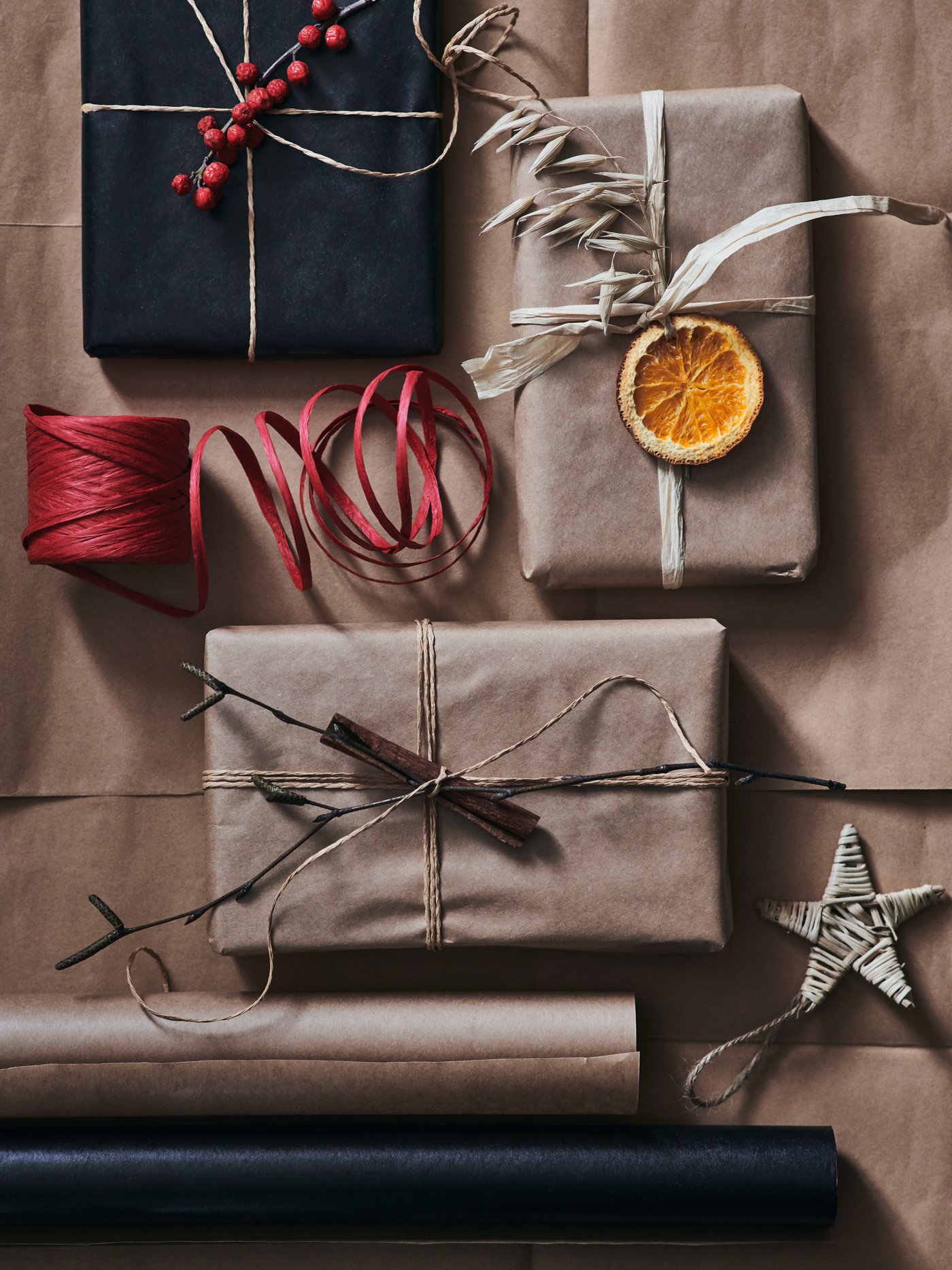 Eine Geschenkpapierrolle aus Naturmaterial der Serie GIVANDE liegt im Wohnzimmer.