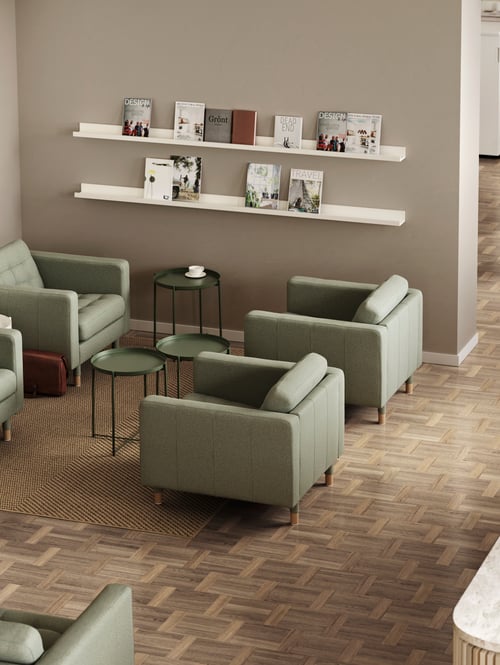 Spațiu pentru conferințe Workspace cu mai multe fotolii retro de culoare verde deschis, cu perne confortabile pentru scaune și huse din material textil moale.