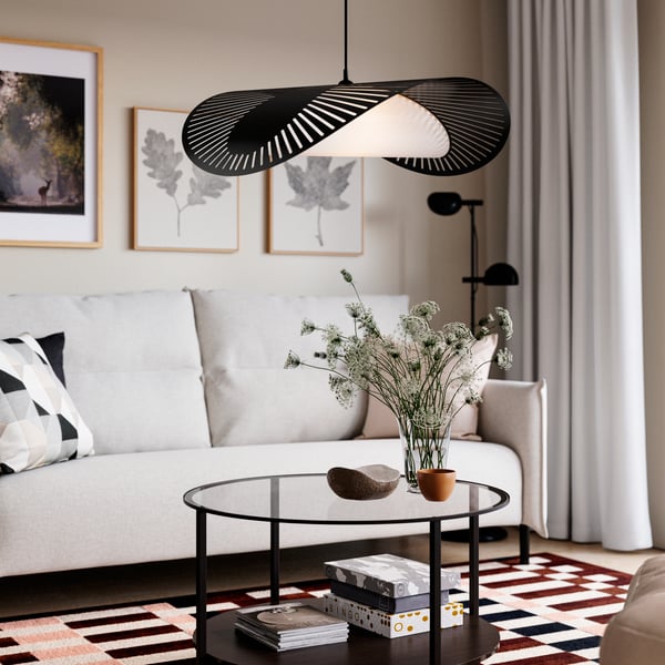A black HAVSDJUP pendant lamp in the living room