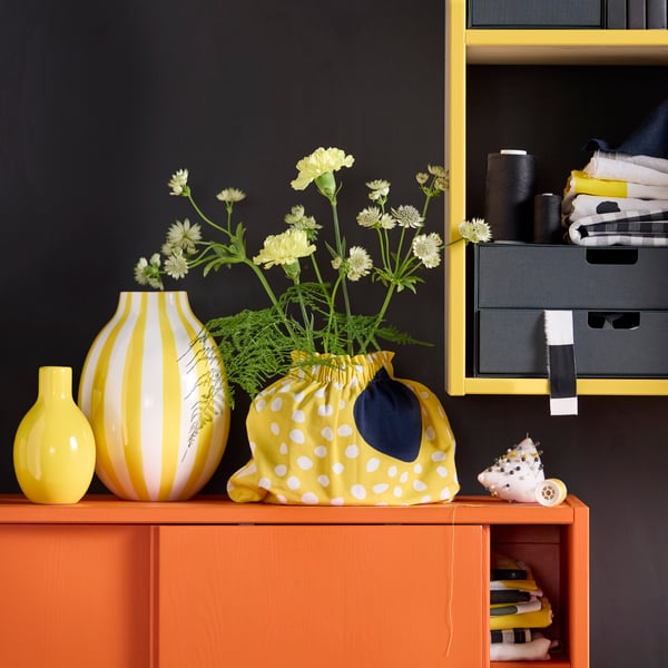 A striped white/yellow BLODBJÖRK vase