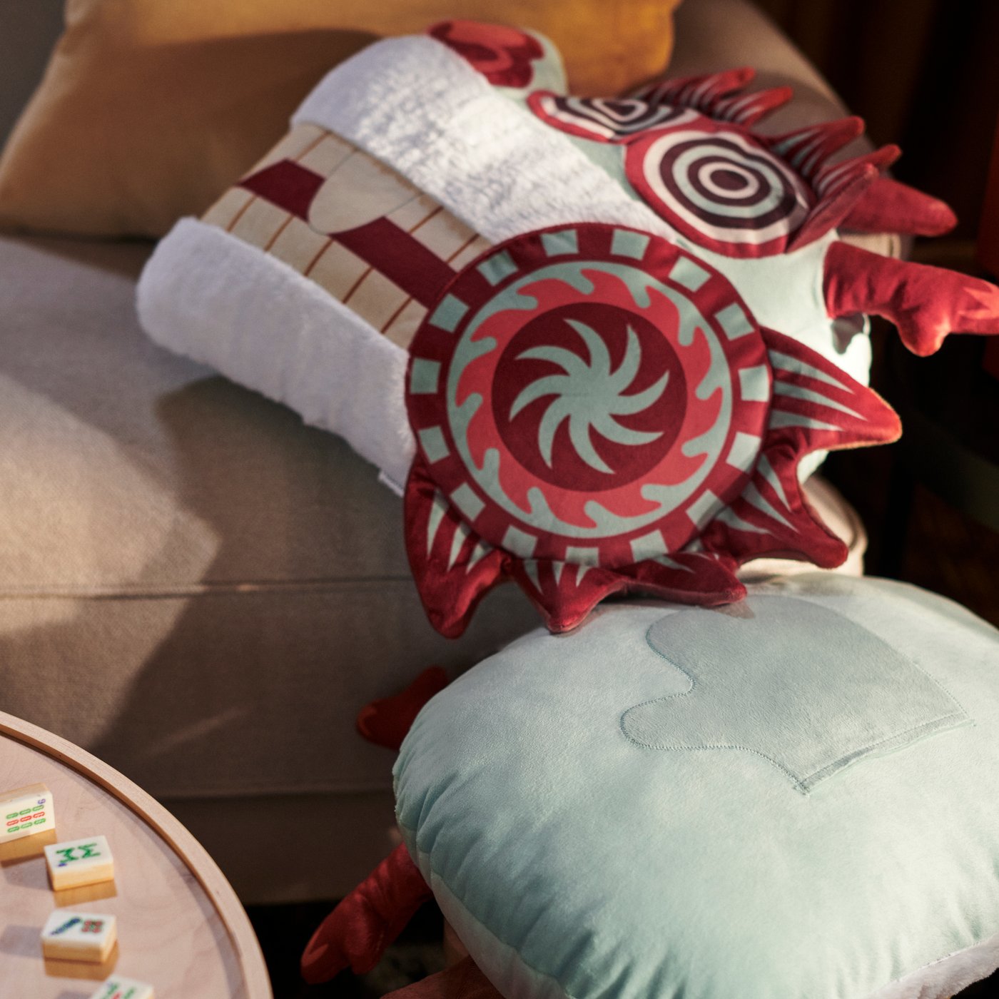 Gambar dekat sarung kusyen FÖSSTA yang kelihatan seperti kepala naga terletak di atas tempat letak tangan sofa.