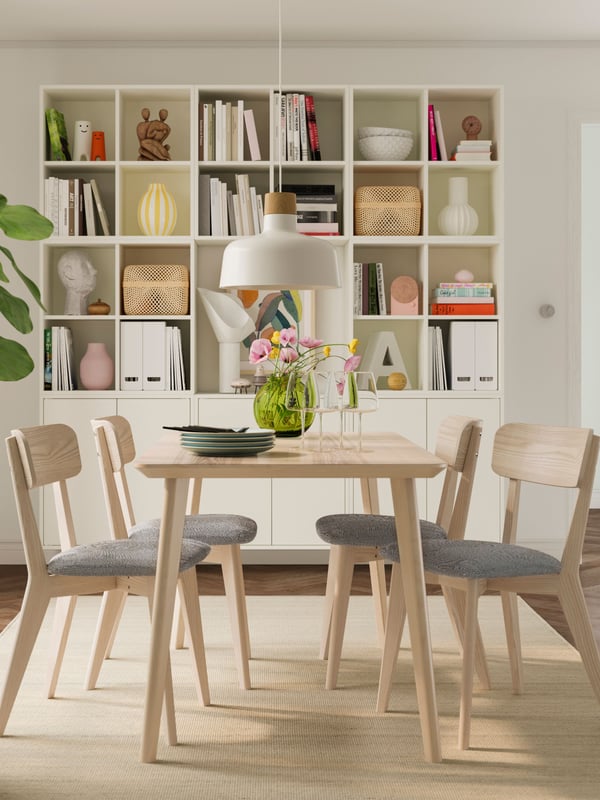 Valoisassa ruokailutilassa on saarniviiluinen LISABO-ruokapöytä ja neljä LISABO-tuolia.