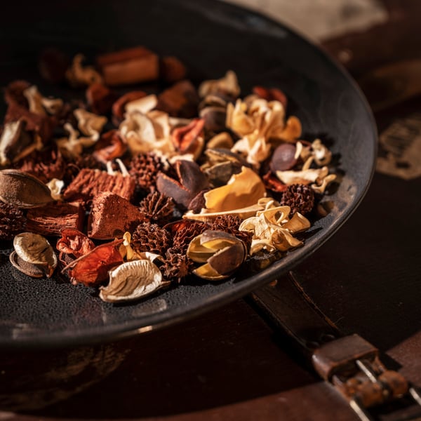 A smoky vanilla/light beige GLANSLIND scented potpourri