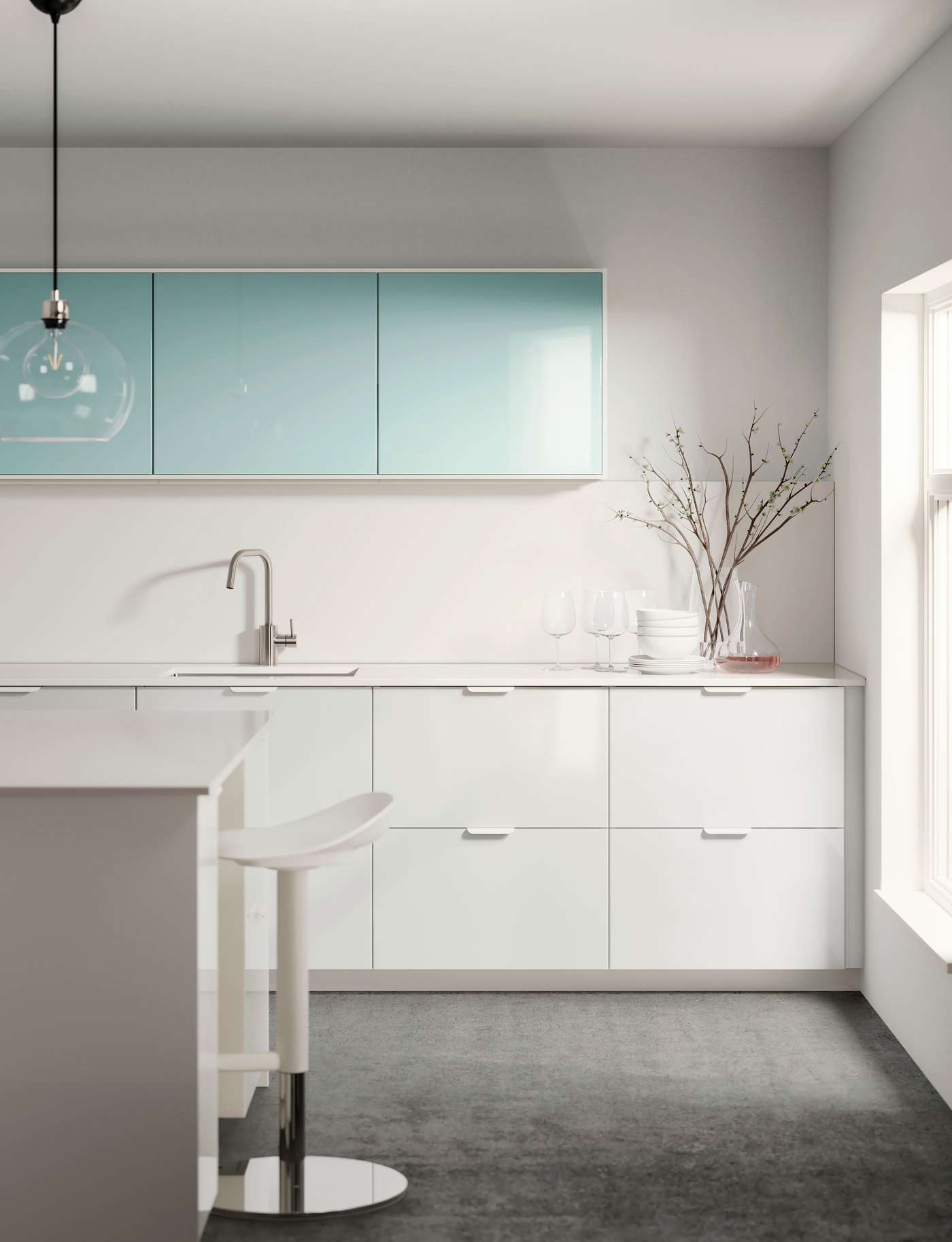 Eine moderne weiße Küche aus unserer METOD Serie mit ÄLMAREN Küchenfronten