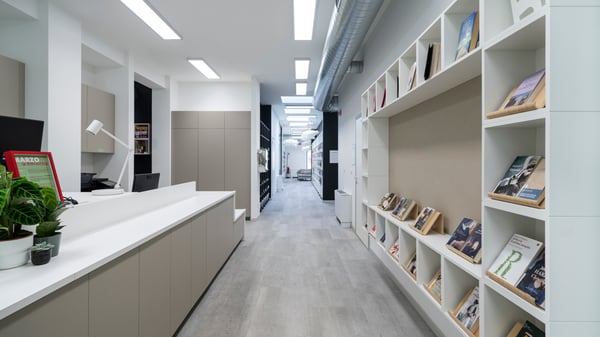 Una panoramica dell'ingresso della biblioteca che comprende la reception e che dà verso il corridoio principale.