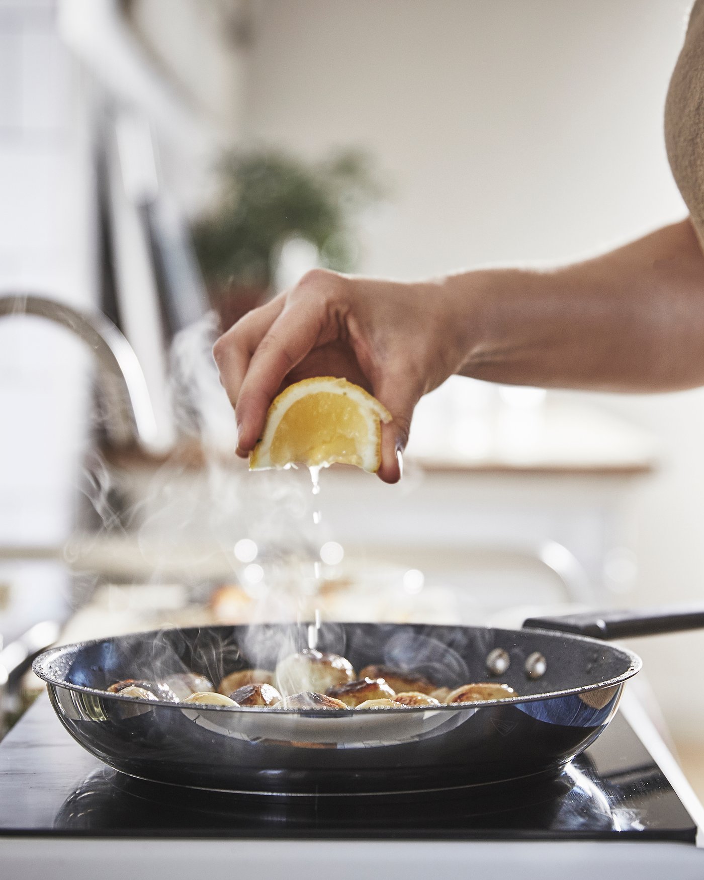 A non-stick coating/stainless steel MIDDAGSMAT frying pan