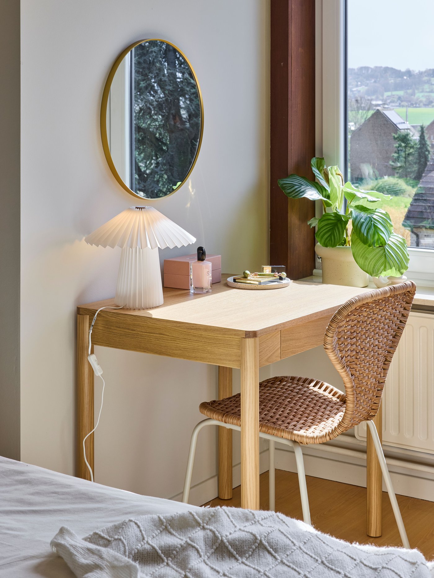 Een goudkleurige LINDBYN spiegel