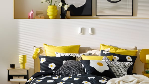 A dimmable/yellow SPETSBOJ table lamp