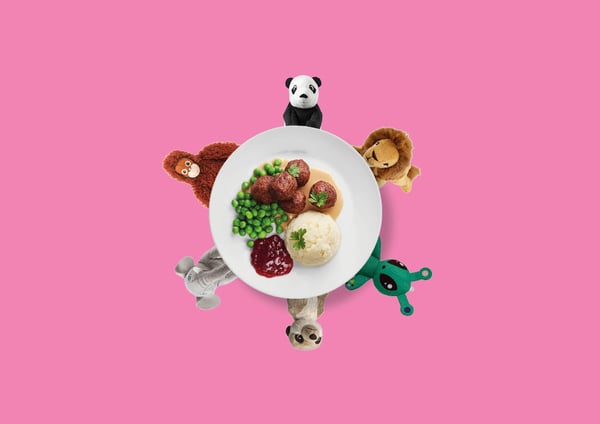 Un plat avec des boulettes et des peluches autour