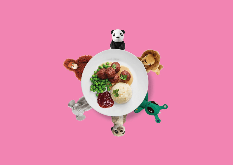 Un plat avec des boulettes et des peluches autour