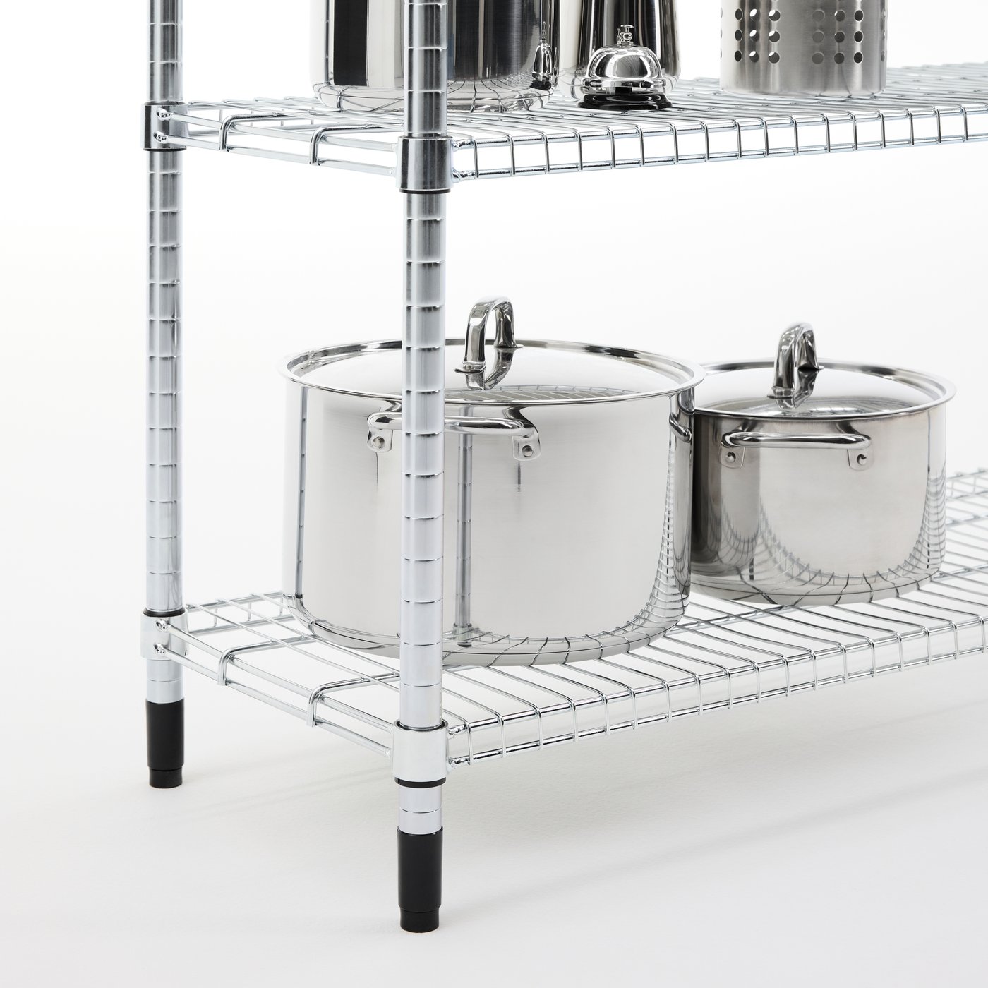 Gros plan sur une étagère OMAR en acier zingué avec des casseroles en acier brillant.