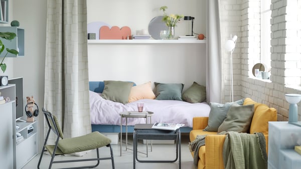 Ein helles Wohnzimmer in bunten Farben. 