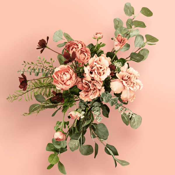 Stor och maffig konstgjord bukett med rosa blommor och eukalyptuskvistar. 