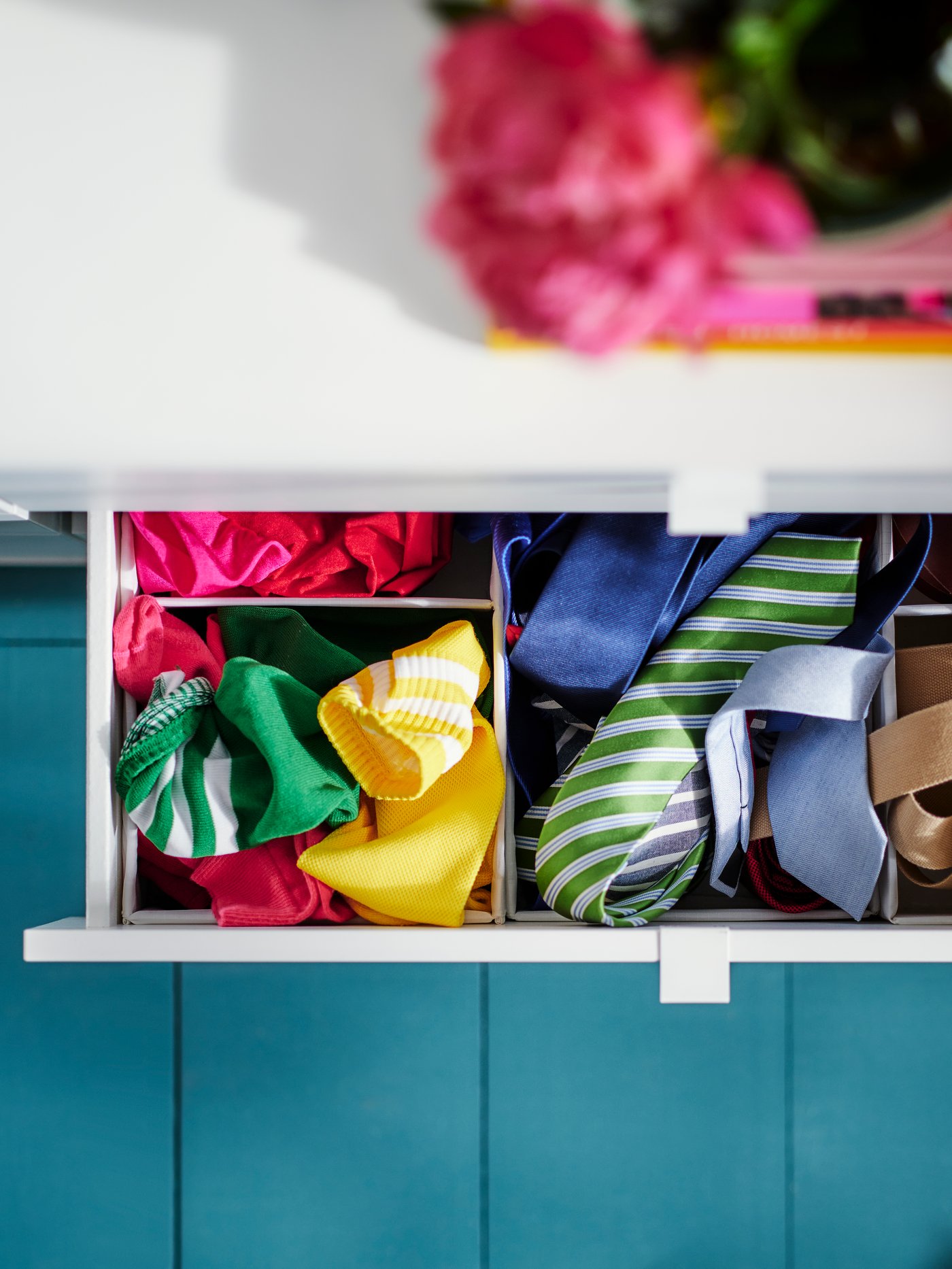 A white/anchor/unlock-function VIHALS chest of 4 drawers