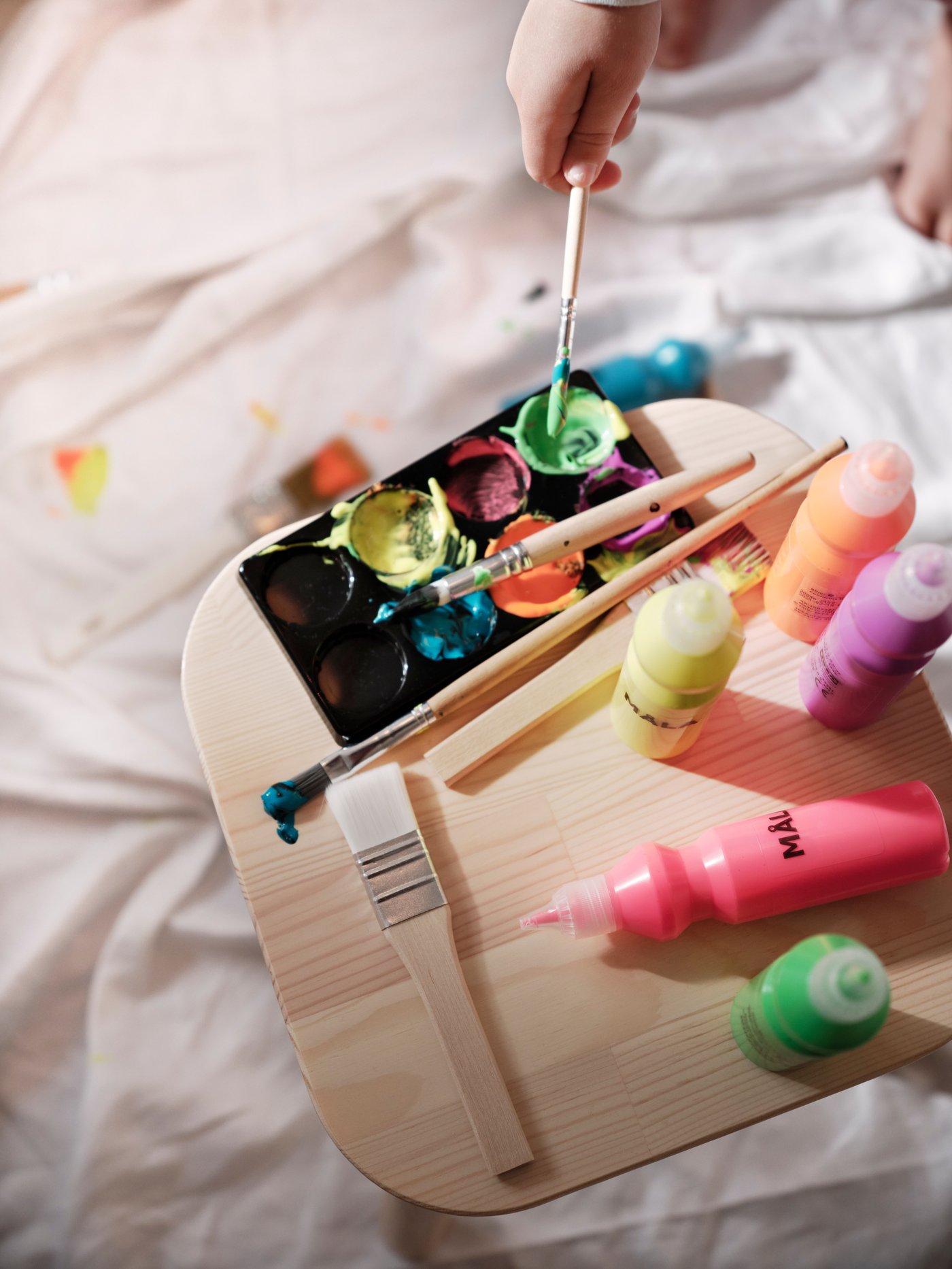 Smíšená barva MÅLA s fluorescenčními/třpytivými barvami.