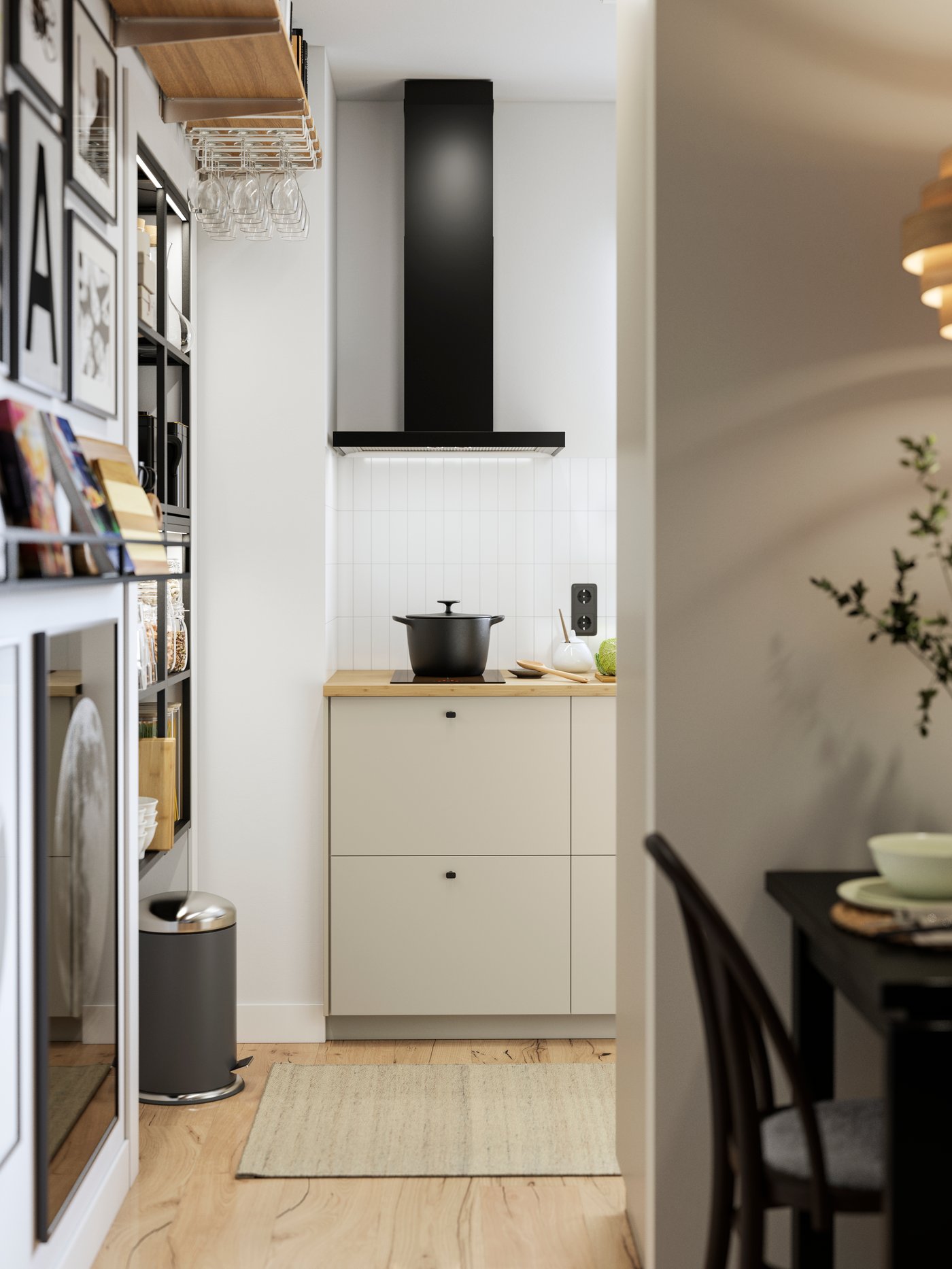 Eine günstige Küche von IKEA mit beigen HAVSTORP Fronten und schwarzem Dunstabzug aus der MATÄLSKARE Serie.