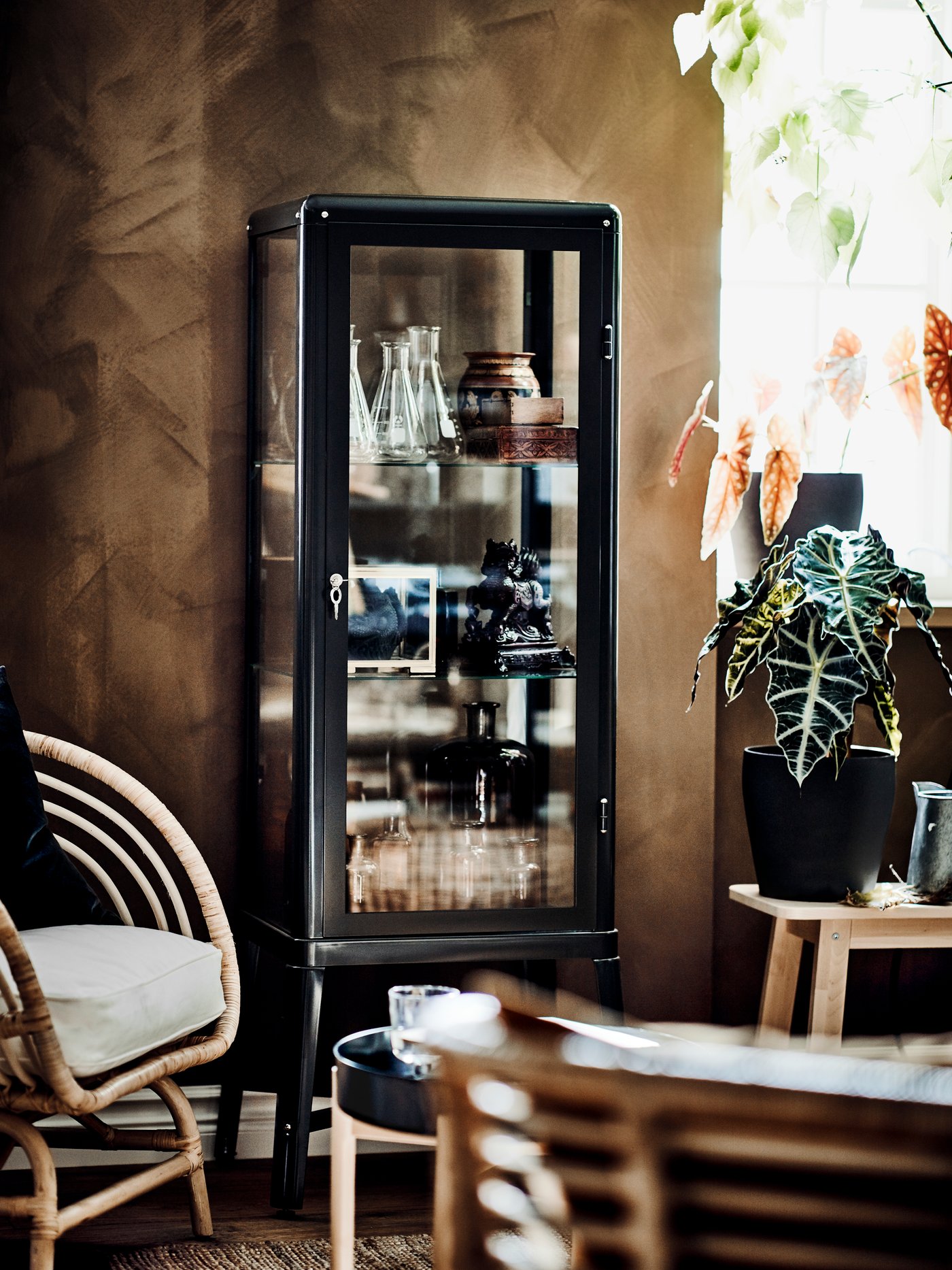 A dark grey PERSILLADE plant pot in the living room
