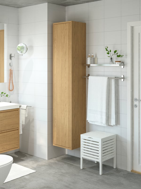 Ein weißer MUSKAN-Aufbewahrungshocker im Badezimmer