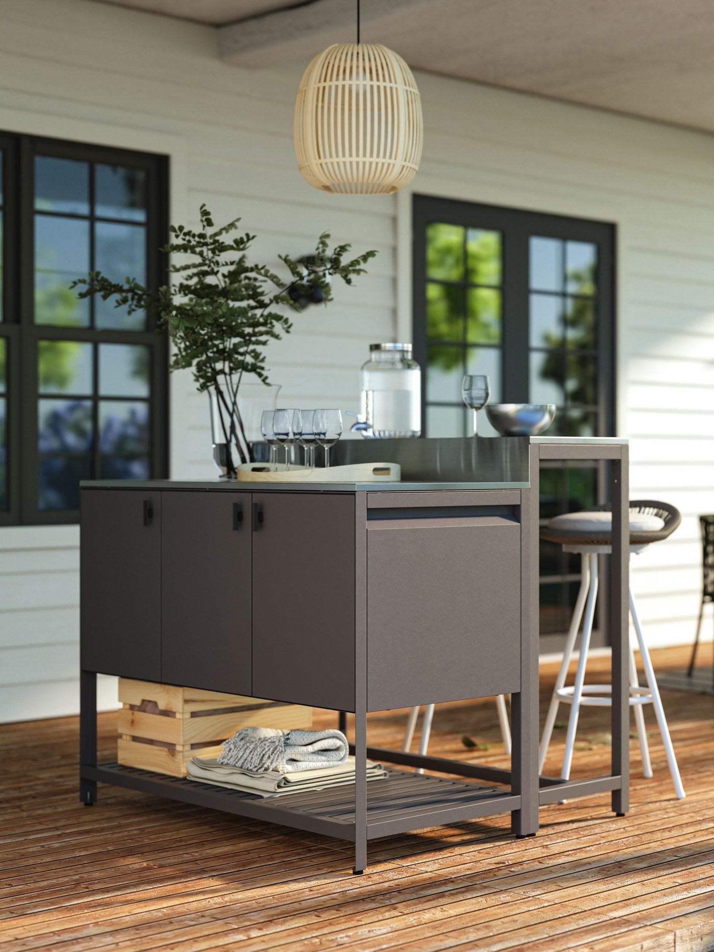 Es ist ein dunkelgrauer BÅTSKÄR Bartisch für draußen zu sehen.