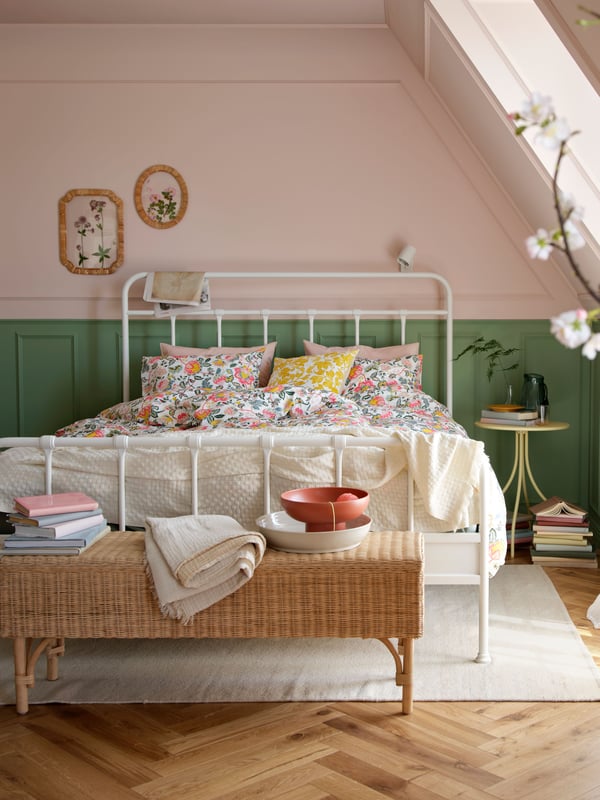 Uma capa de almofada FJUNKLOCKA amarela e branca no quarto.