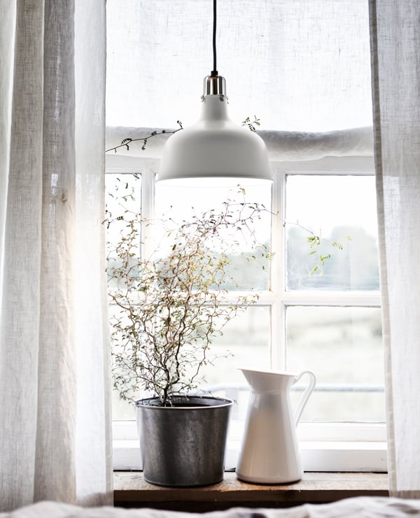 IKEA har forskellige hvide gardiner, der er fremstillet af 100% hør og leveres i pakker med 2 stk. Hør giver tekstilet en naturlig og uensartet struktur, der tillader dagslyset at skinne igennem, men samtidig giver privatliv.