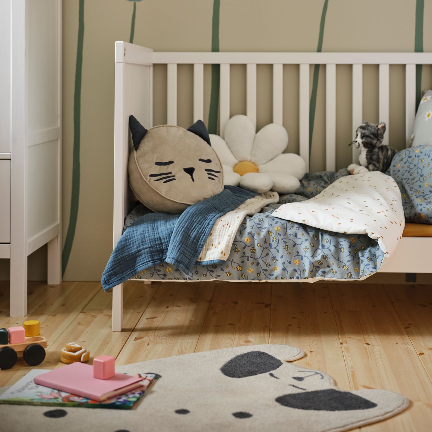 Białe łóżko SUNDVIK z pościelą i poduszka w kształcie kota BARNDRÖM.