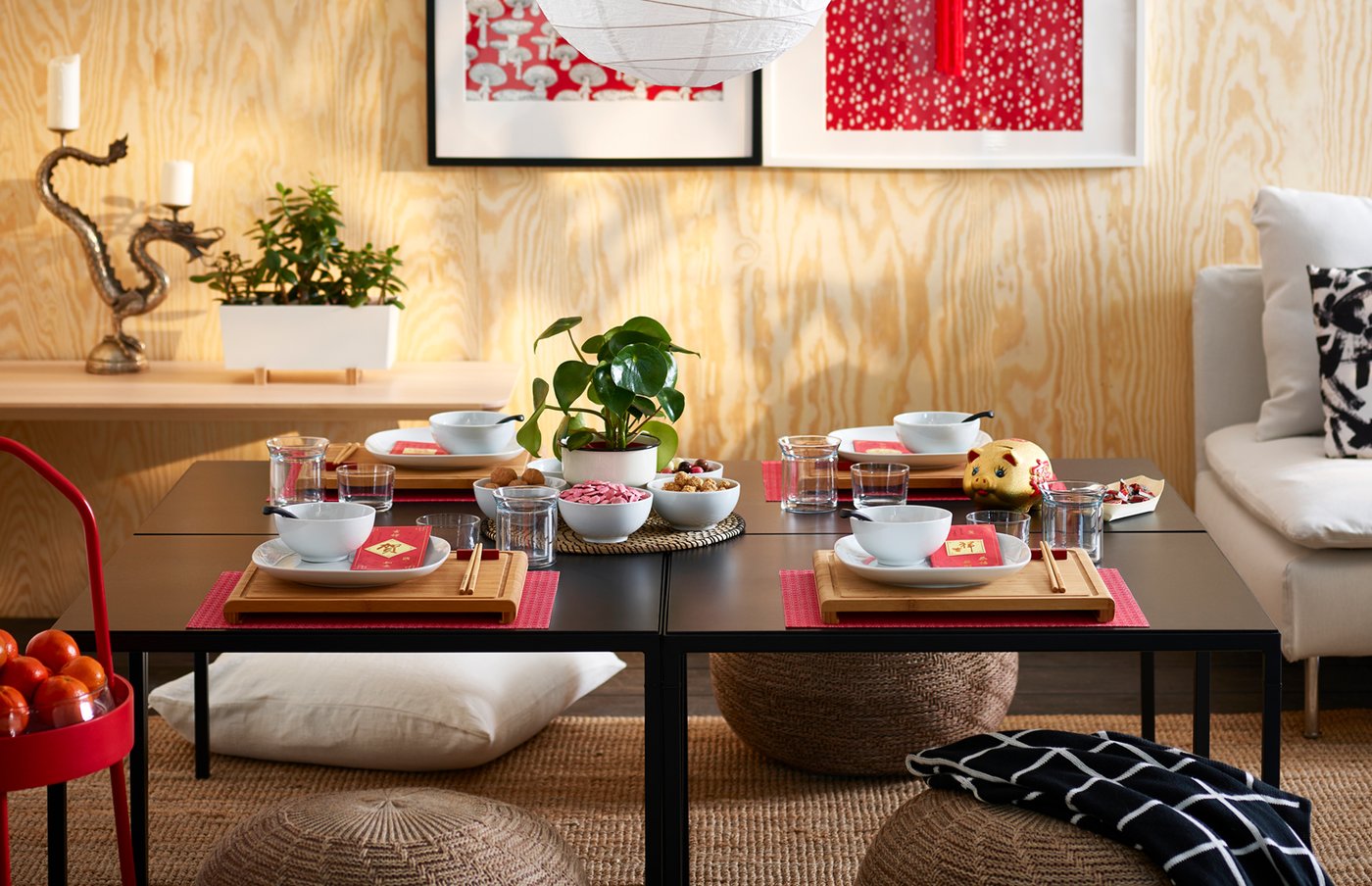A beige SANDARED pouffe in the dining room