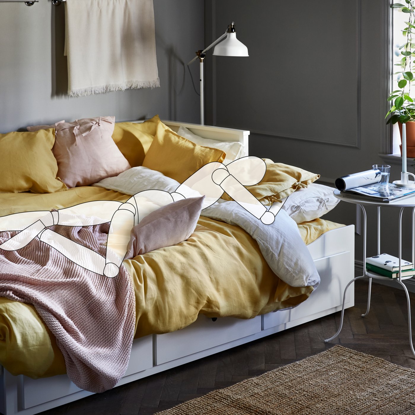 Na břiše spí loutka.