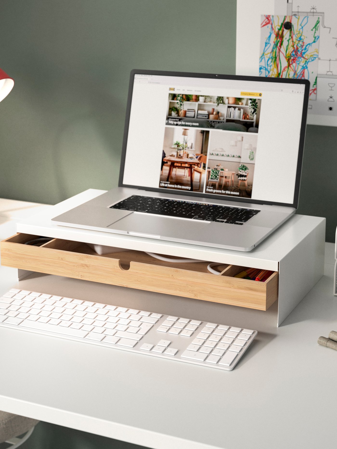 Eine weiße ELLOVEN Monitorerhöhung mit Schublade.